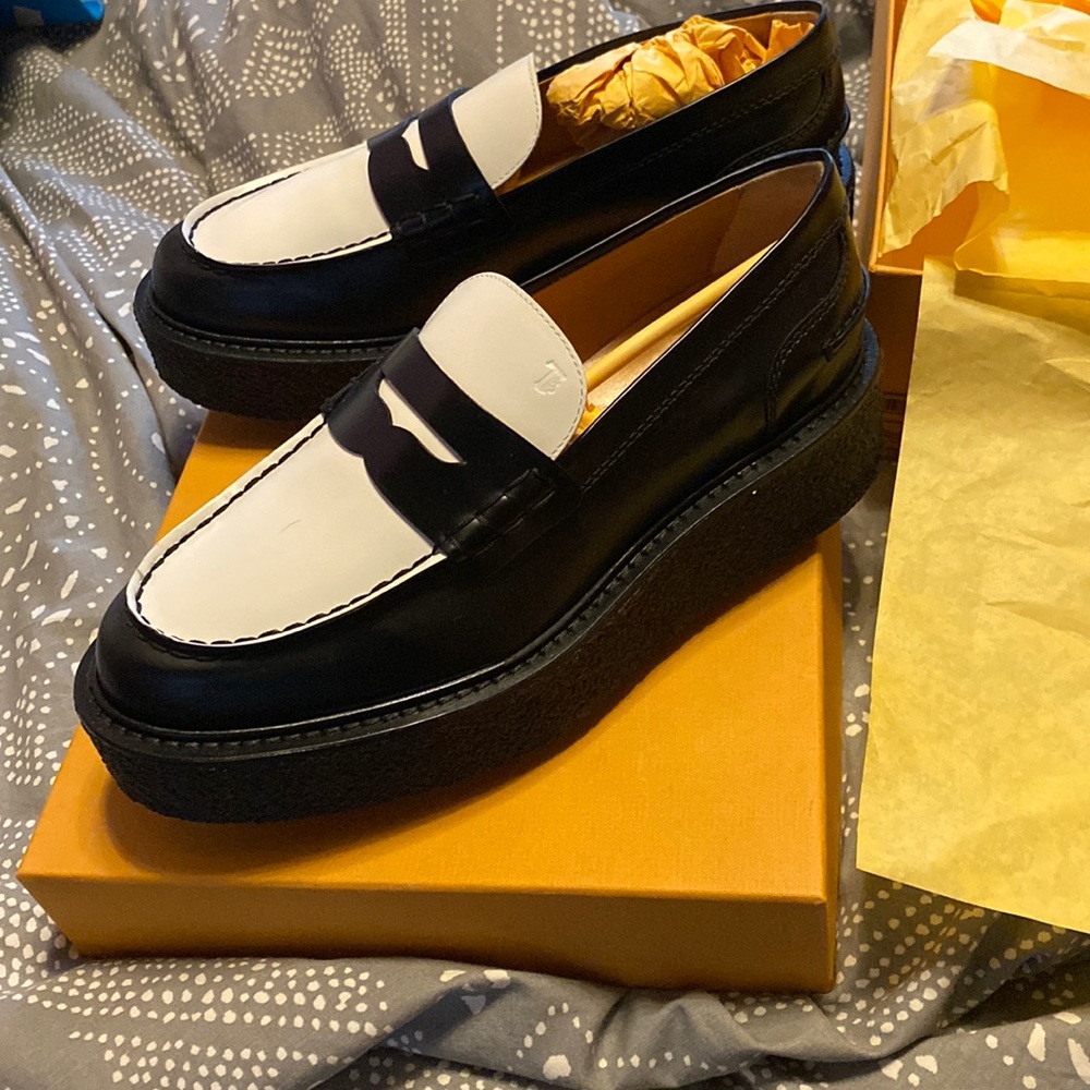NIB never worn Tod’s two tone loafers sz 38